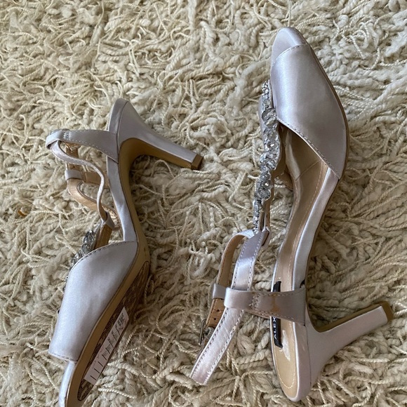 NWT Alex Marie Crystal Embellished Evening Sandals Silver Satin, size 6M - Picture 3 of 15